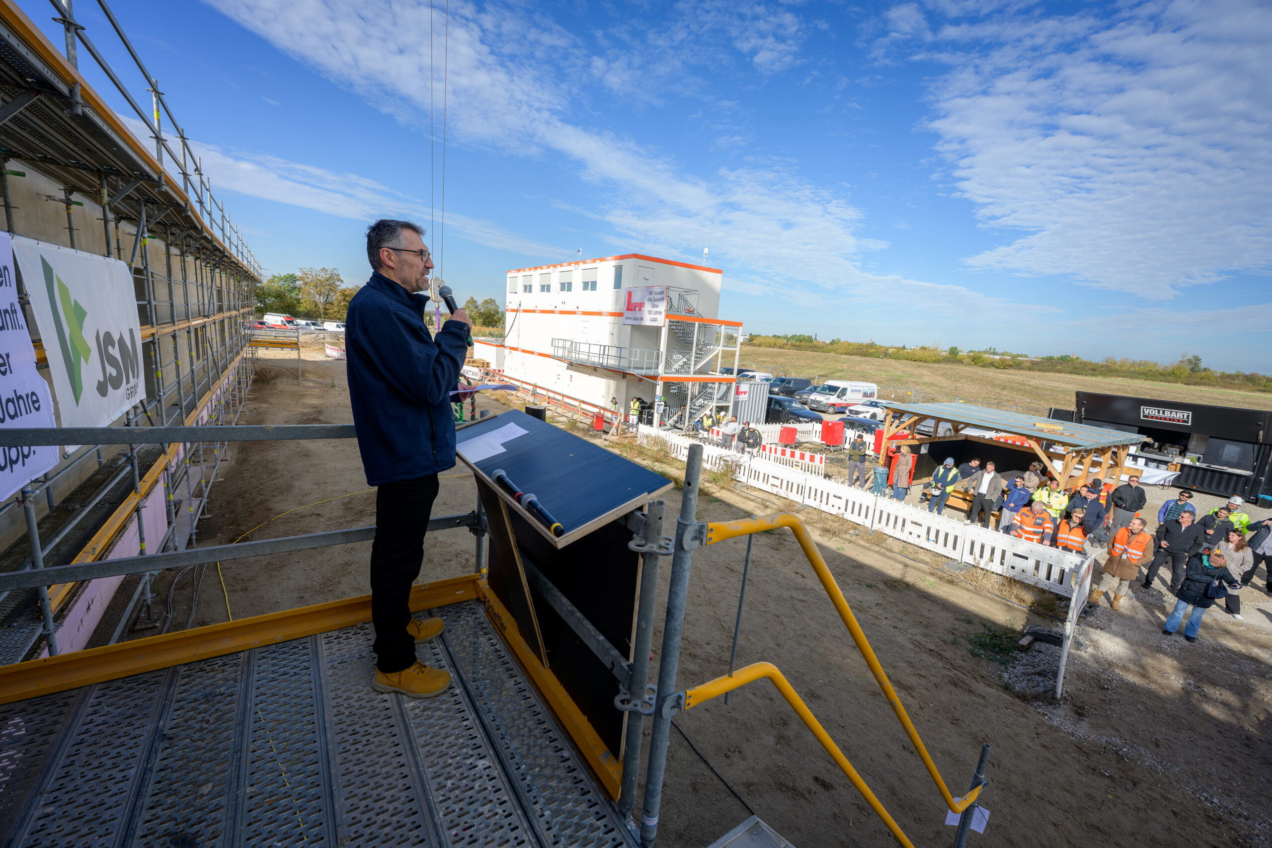 Peter Östlund, Managing Director of JSM Services, addresses the audience at the topping-out ceremony